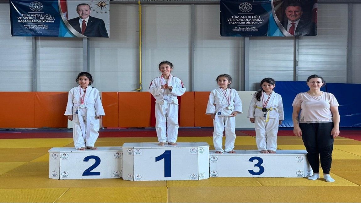 Düzce Gençlik il Spor müdürlüğünün küçükler judo turnuvası 25 kiloda 1. Oldu